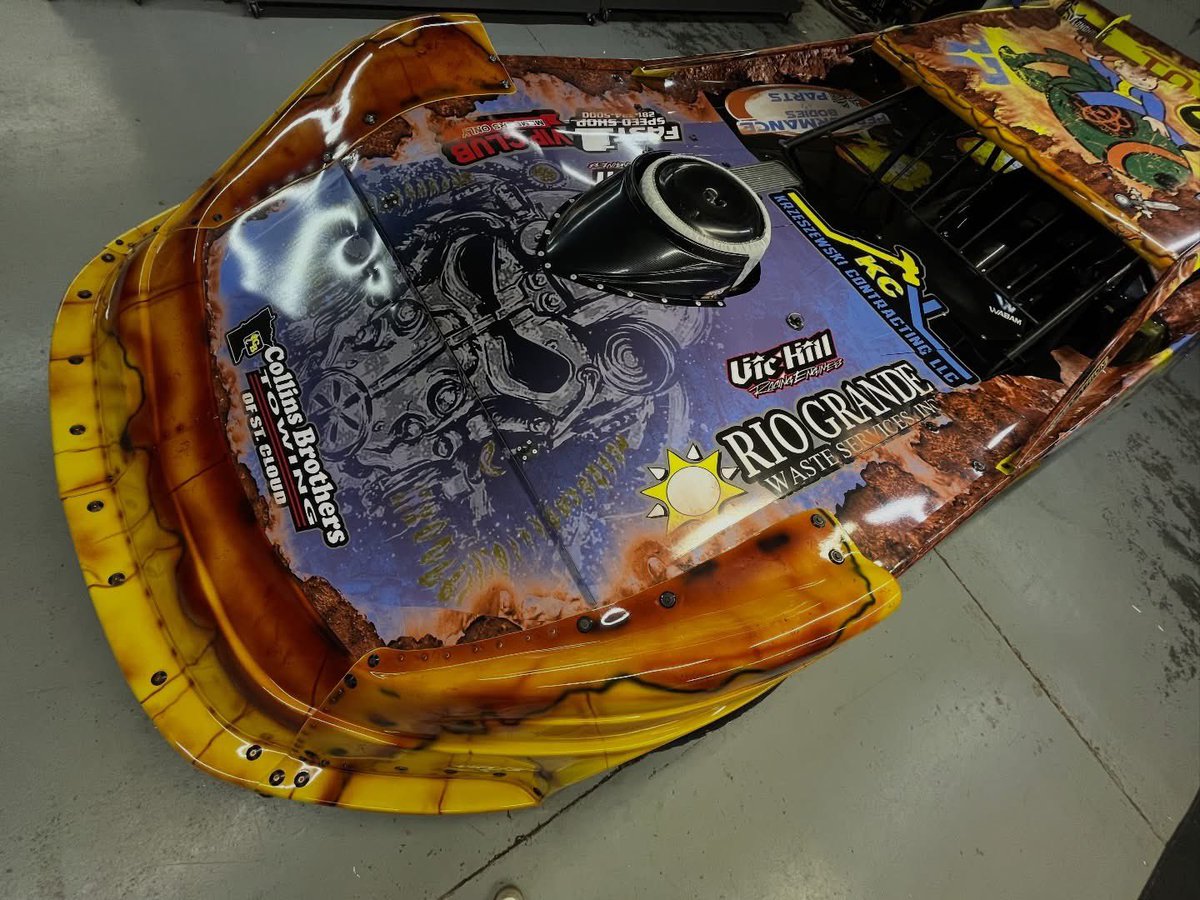 ByKyleMcFadden's tweet photo. He’s put up video game numbers the last three years, so why not a paint scheme that fits his nuclear output.

@BobbyPierce32 bringing the Nuka-Cola No. 32 Fallout-themed machine to @GatewayDirt Nationals. https://t.co/Tt2HzDu4fw