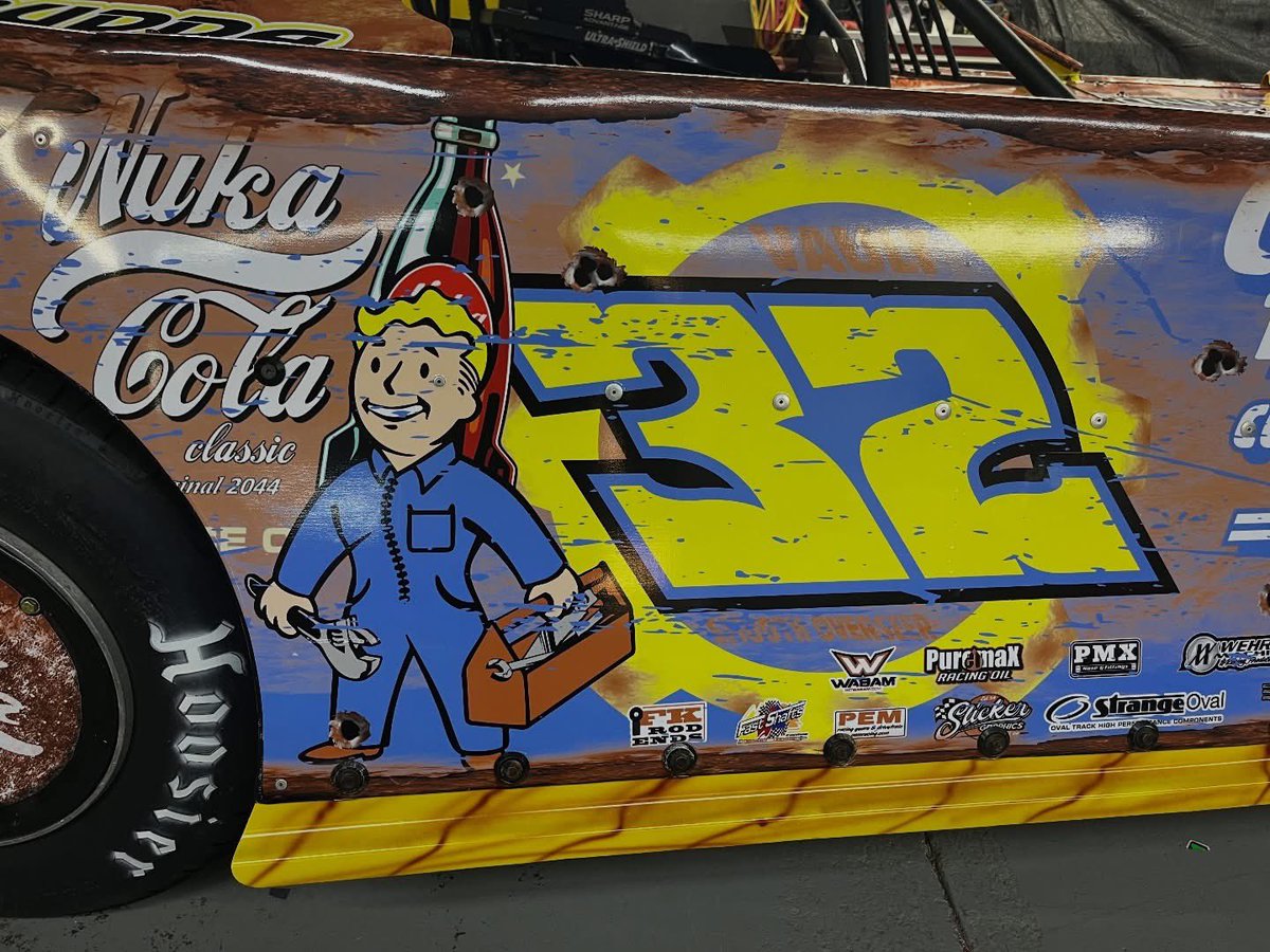 ByKyleMcFadden's tweet photo. He’s put up video game numbers the last three years, so why not a paint scheme that fits his nuclear output.

@BobbyPierce32 bringing the Nuka-Cola No. 32 Fallout-themed machine to @GatewayDirt Nationals. https://t.co/Tt2HzDu4fw