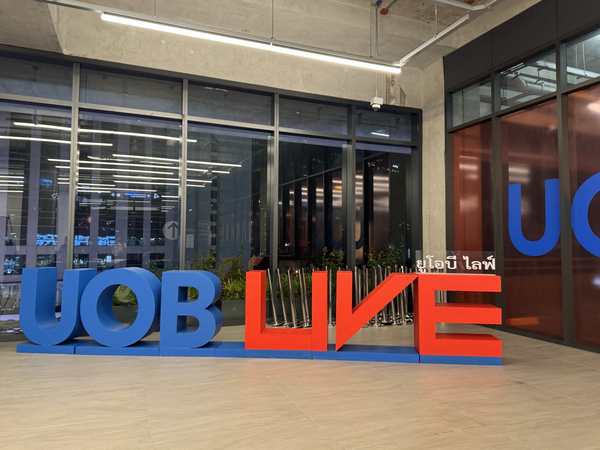 kony99016264's tweet image. #佐藤健
 #TENBLANKアジアツアー 
韓国に続きバンコクへ。今夜伝説のライブが繰り広げられる会場。しっかりと見届けてきます。
#グラスハート  
#テンブランクファンミ