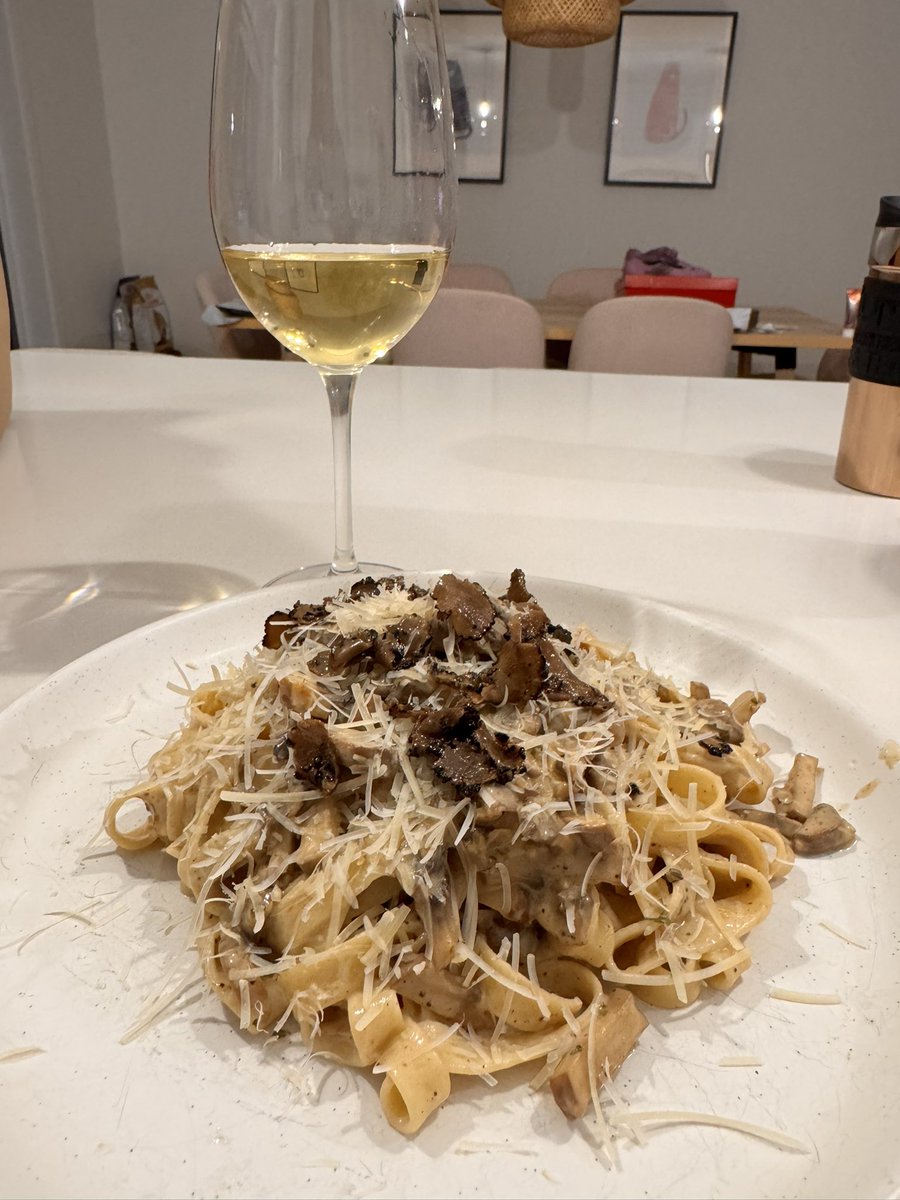 El marido en su posada y yo bien triste con mi copita y mi pasta con salsa de champiñones y trufa 🤣