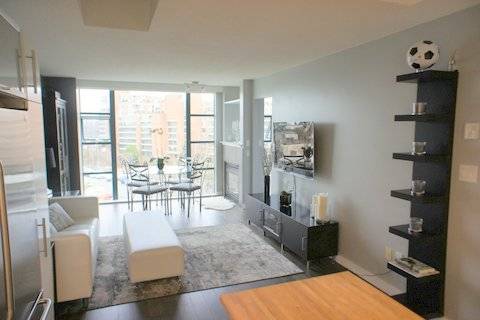 1westsideliving's tweet photo. Renting never looked this good! 🏡✨Chic 1-bedroom condo in the heart of Vancouver—1630 W 1st Ave #408. 700 sq ft of open-concept living, perfect for cozy nights or entertaining friends. 
$3300/month. Make it yours before it’s gone!
https://t.co/WBVH9yiJY5 https://t.co/y0k32b1Rww