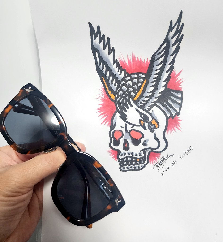 mine4wd's tweet photo. 先日の13限定EVILサングラスは黒×黒だったので、追加在庫で補充されたべっ甲フレームを🕶⊂(・ω・  )おかわり購入‼️
なんと、@phantomboy666からのサプライズで直筆サイン入り手書きイラストが😭しかも私のアイコンイメージから描いていただけたとの事で感無量✨宝物にします🙌
#evilwire  #TeamEVIL https://t.co/yvy61XRWJn