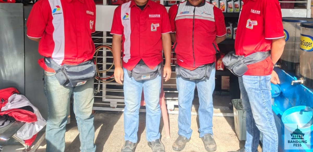 BaseBDG's tweet photo. seragam baru spbu pertamina untuk 2026 guys, sekarang bawahnya pake jeans biru dengan manset merah dan kerudung merah bagi perempuan. sudah beberapa spbu menerapkan SOP baru ini. gimana menurut kalian euy? https://t.co/LtZsar2ea7