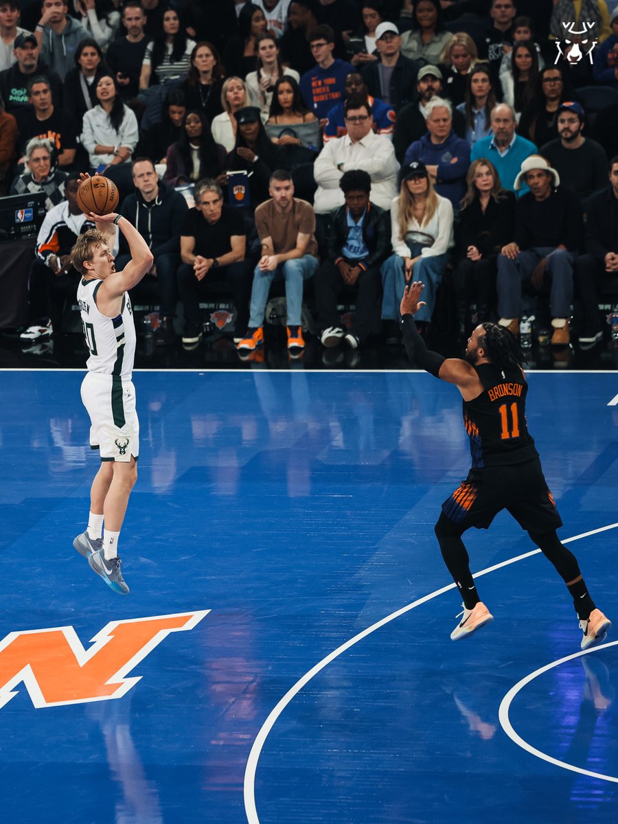 FIRED UP.

AJ has 12 points and 4 triples in 12 minutes. 