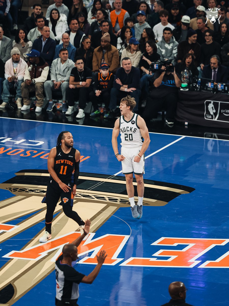 FIRED UP.

AJ has 12 points and 4 triples in 12 minutes.