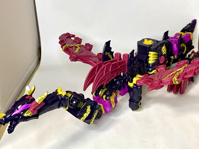 ワールドドラグナスはオリジナルの三つ首竜とかデッカい手とか長い竜とかコウモリみたいなのも出来るしブロック玩具としてのポテンシャルが凄く高い