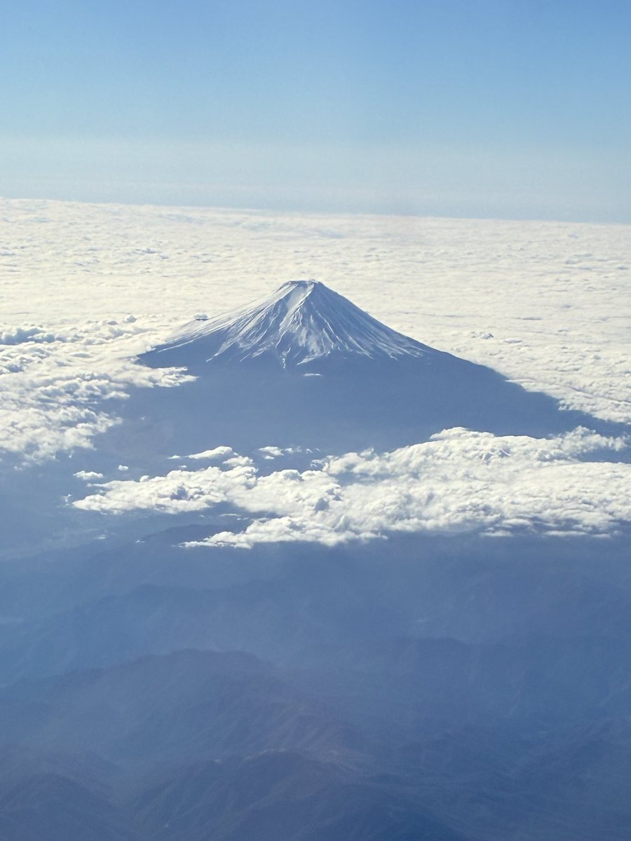 飛行機は、どっち側に座ると富士山が見えるのか、いまだに分からない