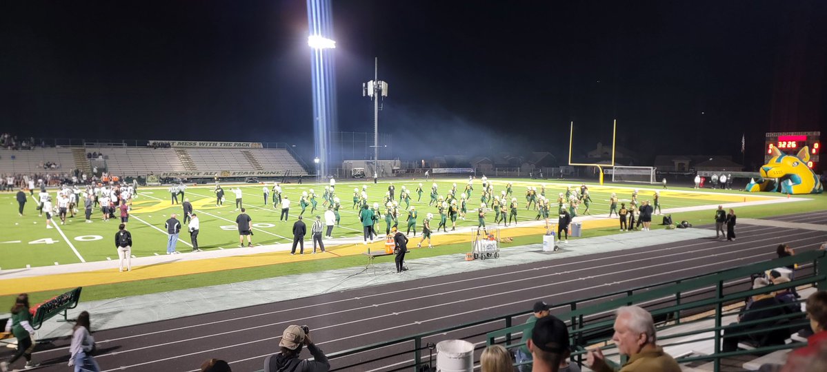 ObiSun's tweet image. #FridayNightLights here in Scottsdale for 5A playoff semi-final between @DMWolvesFB  and @hzfbfamily