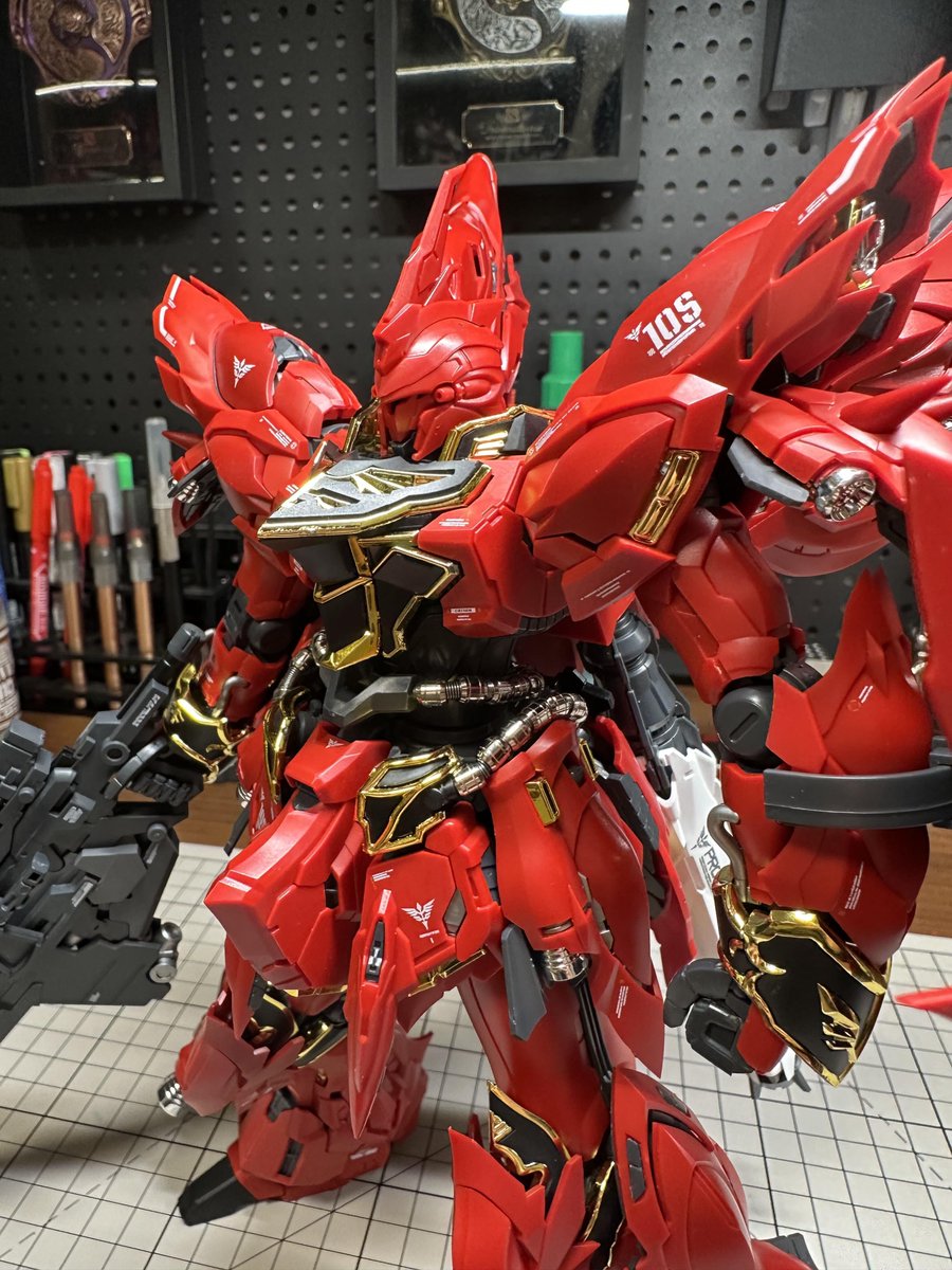 Finally got the "Crimson Triple Speed" from Huixing Technology's new Anzhou! As the ride of the great Füll Vronto, this shade of red is truly embedded in the DNA of coolness! But after completing it, the feeling is a bit complicated. #Gundammodel #건담모델 #Gundam #건담 #Model