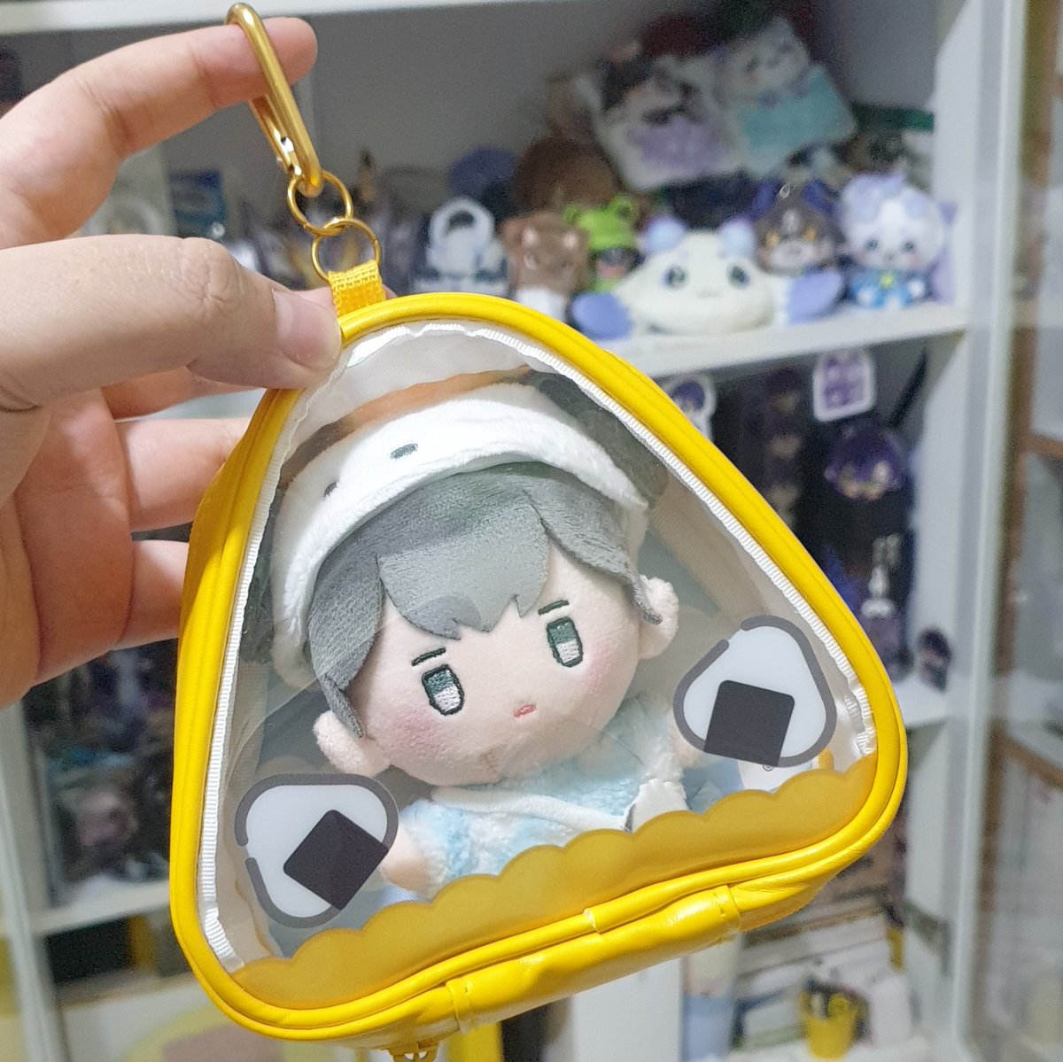 OK839's tweet photo. I recommended stronger clasp or wire cableties. But still prefer use cute pouch to avoid bbuu become dirty.
Also another option, use carabiner from caligo, it's pretty sturdy (Im currently using it for other dolls and pretty safe, but still prefer pouch) https://t.co/qVGVYr7ecJ