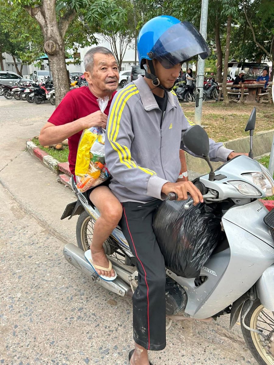 [ เดินหน้า 4 ภารกิจสำคัญในหาดใหญ่หลังน้ำลด : ช่วยเหลือประชาชนในพื้นที่ตกหล่น - คัดกรองสุขภาพกายและสุขภาพจิต - จัดระบบขนส่งระหว่างศูนย์อพยพและบ้านเรือน - รวบรวมข้อมูลผู้สูญหาย ]
.
เมื่อวาน ทางเราทีมพรรคประชาชนในสงขลา ได้แบ่งกันเดินหน้า 4 ภารกิจสำคัญ เพื่อช่วยเหลือประชาชน 4