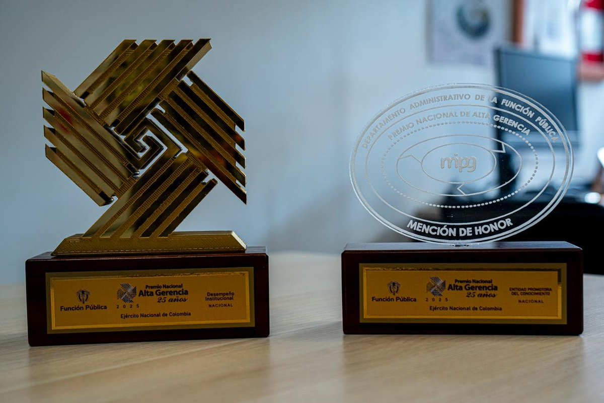 COL_EJERCITO's tweet image. En una ceremonia presidida por la directora del @DapreCol y secretaria general de Presidencia, Angie Lizeth Rodríguez, y por Mariella Barragán, directora del Departamento Administrativo de la Función Pública, se entregaron los Premios de Alta Gerencia 2025, el reconocimiento más…