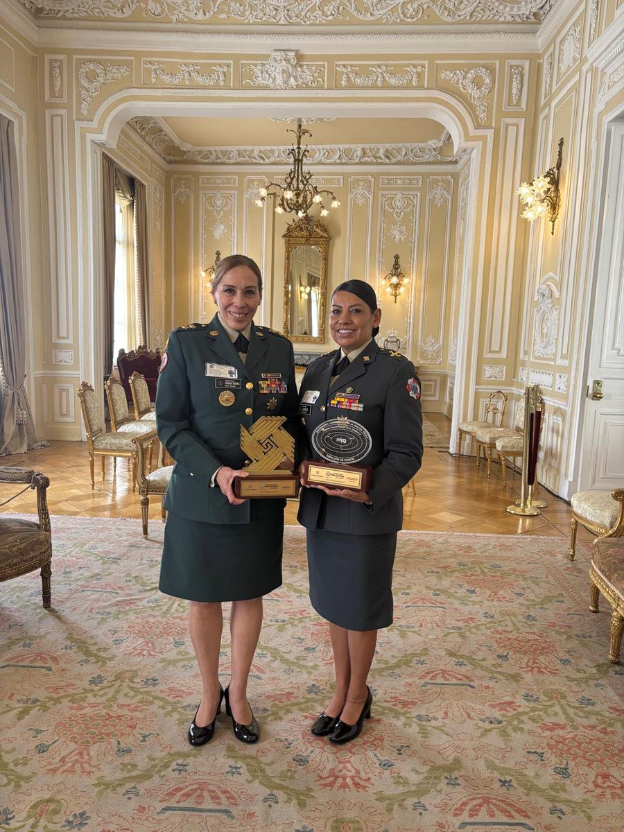 COL_EJERCITO's tweet image. En una ceremonia presidida por la directora del @DapreCol y secretaria general de Presidencia, Angie Lizeth Rodríguez, y por Mariella Barragán, directora del Departamento Administrativo de la Función Pública, se entregaron los Premios de Alta Gerencia 2025, el reconocimiento más…