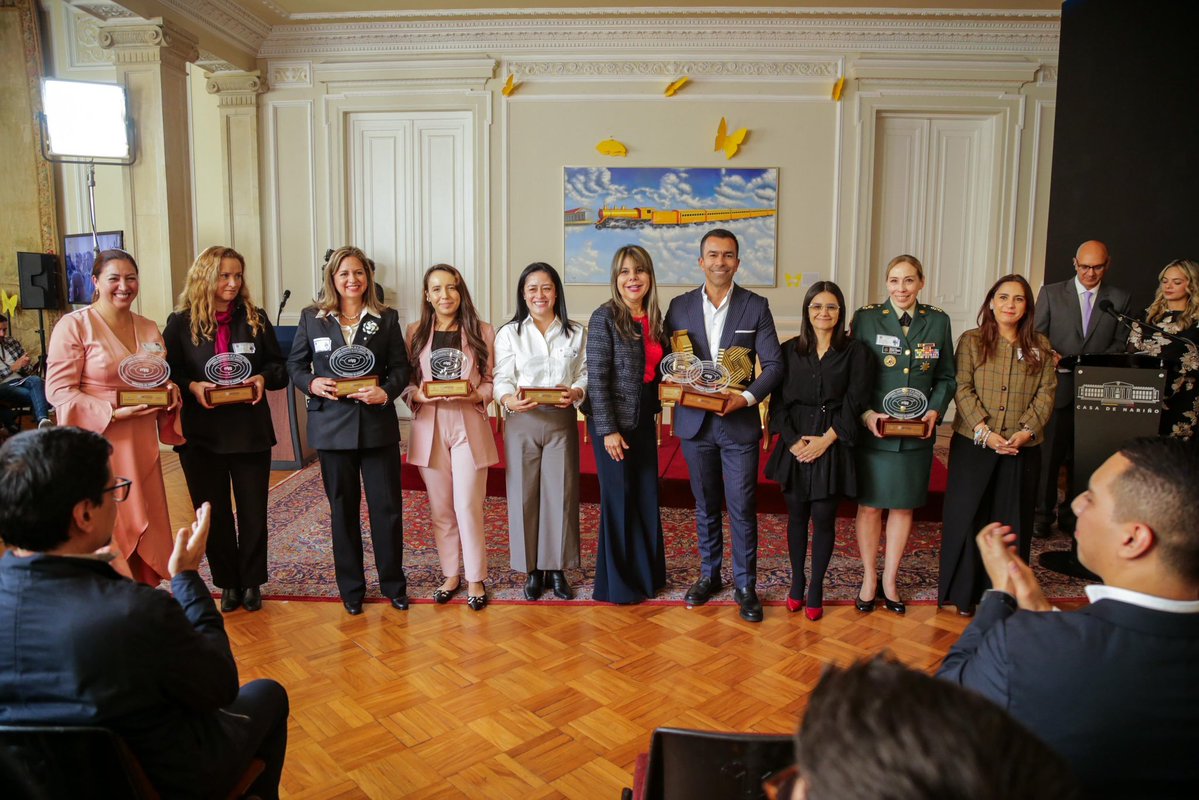 COL_EJERCITO's tweet image. En una ceremonia presidida por la directora del @DapreCol y secretaria general de Presidencia, Angie Lizeth Rodríguez, y por Mariella Barragán, directora del Departamento Administrativo de la Función Pública, se entregaron los Premios de Alta Gerencia 2025, el reconocimiento más…