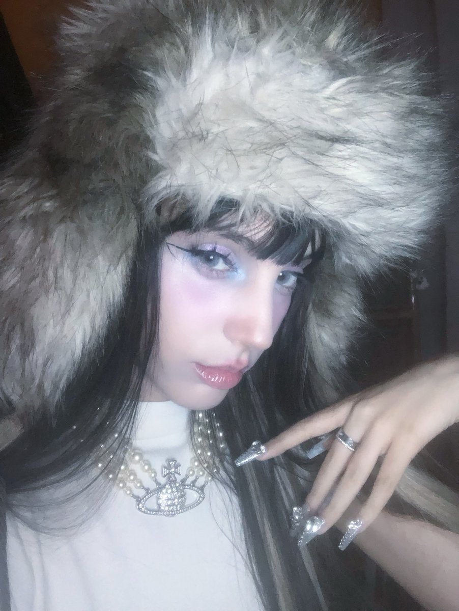 soya7moya's tweet photo. ❄🦢🤍
#makeup #winter #imcold #douyinmakeup https://t.co/XVKtUJqFc8