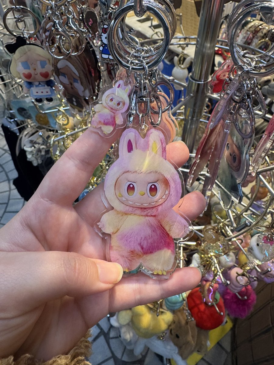 У вас есть лабубу?
Лучше, у нас есть картинка с лабубу.