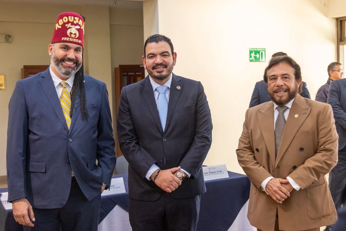 Agradezco <a href="/fulloa51/">Félix Ulloa</a>, <a href="/AdrianaMiraSV/">Adriana Mira</a>, <a href="/FiscalGeneralSV/">Rodolfo Delgado</a>, <a href="/ReneEscobarA/">René Escobar</a>, <a href="/MorenaValdezSV/">Morena Valdez 🇸🇻</a>, <a href="/Karla_ESCOSV/">Karla Majano de Palma</a>, por honrarnos como testigos de la firma del convenio entre <a href="/ShrinersSV/">Shriners El Salvador</a> y Rotarios, su presencia fortalece este esfuerzo destinado a transformar la atención de los niños HNNBB.