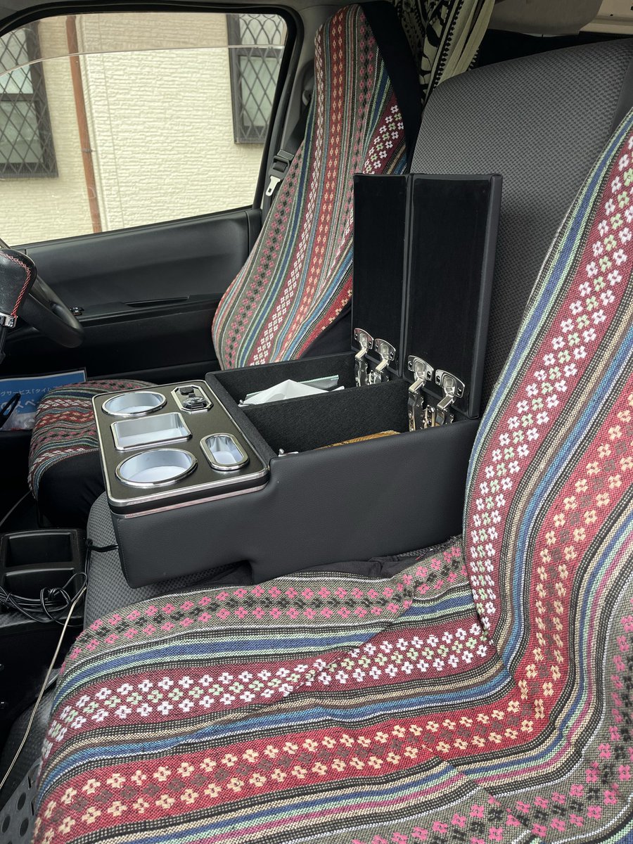withhiace's tweet photo. 我が家のハイエース君。
ブラックフライデーでコンソール購入。
DXなんで肘置きないのが長年の不満だったんだけどこれで解決。
と思ったらAT前提なのかシフト操作で微妙に邪魔になる。
説明書通りでなく直置きしたら良い感じ。 https://t.co/WUx73yUmSK