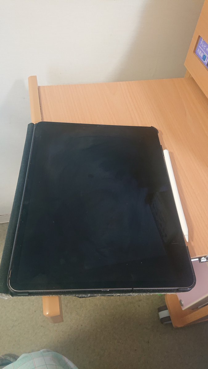 家からもってきてもらった。
このiPadは黄色く画面焼けしていて、PCで絵の仕事を始めてからはイラストではほとんど使ってなかったけど、またお世話になります。

クリスタはスマホに作業画面を映す機能があるから、色を塗るときはそれを見ながら。