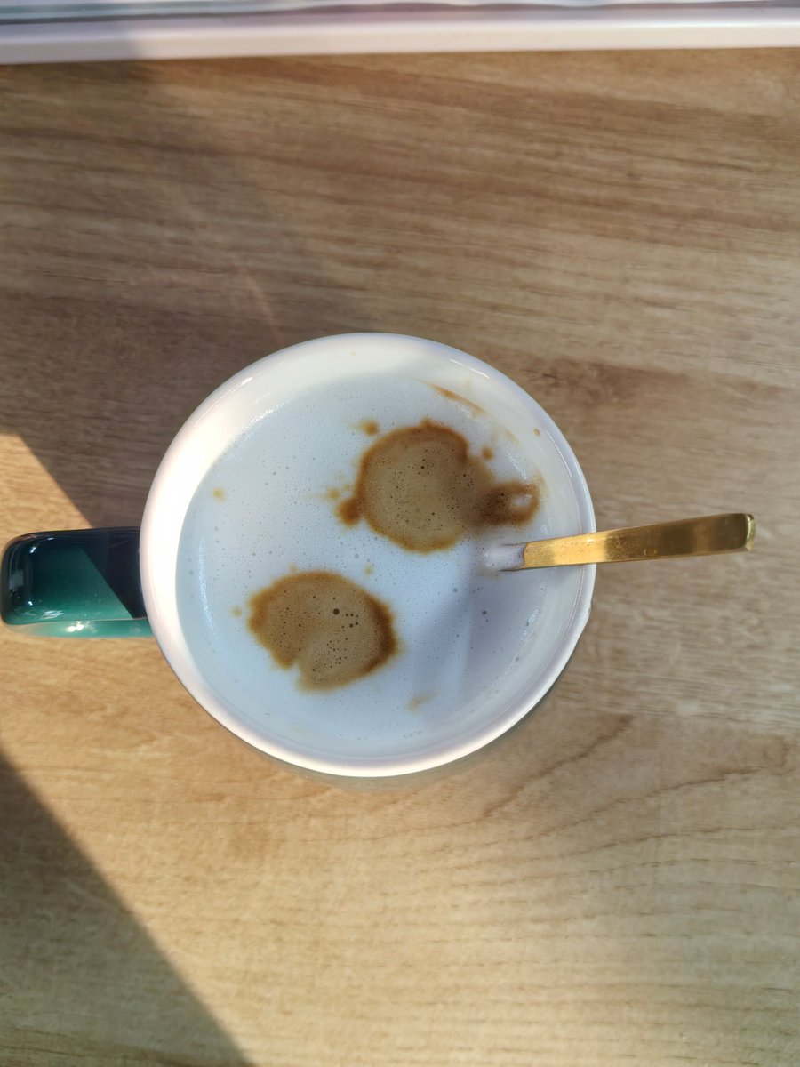 精致不是唯一的答案，女人不是一定要打扮的多么美多么精致，凡事多么有仪式感才是爱自己，自己开心，自己觉得满足又舒适就好，别人眼里的评价并没有所谓