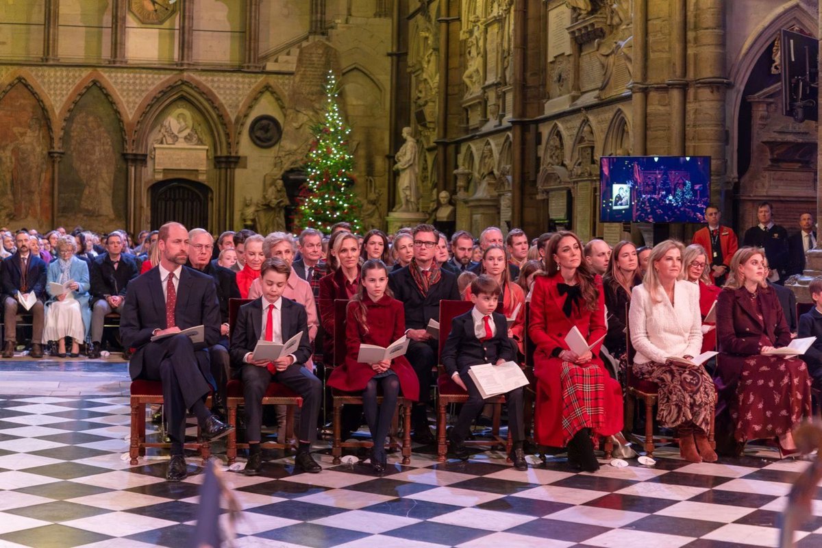 ✨Throughout the evening, poignant readings linked to the theme of love, compassion and connection will be delivered by speakers including the Prince of Wales, Kate Winslet, Chiwetel Ejiofor, Babatunde Aléshé and Joe Locke, whose reading will be accompanied by pianist Paul