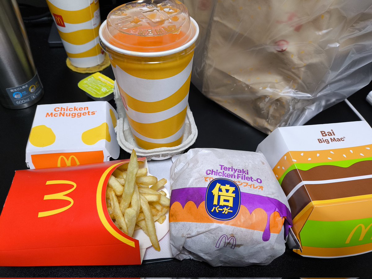 buinnx's tweet image. コレが新しくなったドリンクの蓋か…ストローレスと。うーんストローで飲みたいひと多いんじゃないかなぁ（笑） #株主優待 #ストロー