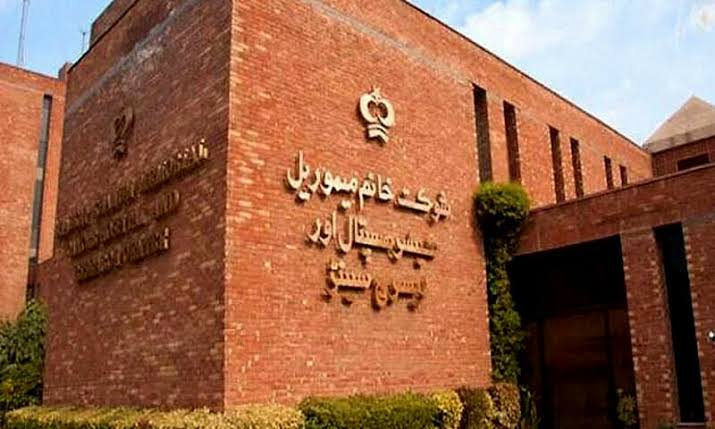 BalochNadir5's tweet image. اہم خبر۔ شوکت خانم اسپتال اور نمل یونیورسٹی کے بینک اکاؤنٹس منجمد کر دیئے گئے۔
علیمہ خان کے وکیل فیصل ملک کے مطابق یہ اقدام طلبہ اور مریضوں کی زندگیوں کے لیے خطرناک ہے۔

اہم زندگی بچانے والی ادویات بندرگاہ پر پھنس چکی ہیں۔ ادائیگی نہ ہونے کی وجہ سے سینکڑوں مریض کی جانیں خطرے میں…