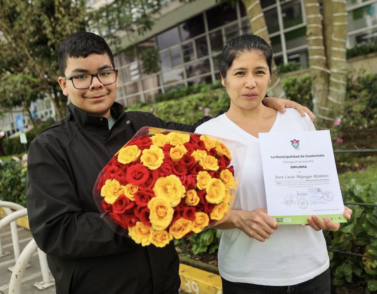 Porque cuando una persona aprende, abre camino.
Cuando ese conocimiento se transforma en acción, nace el emprendimiento y nuestra ciudad avanza.

Hoy celebramos a los vecinos que recibieron su diploma en cursos técnicos, dando un paso importante para fortalecer su economía y la