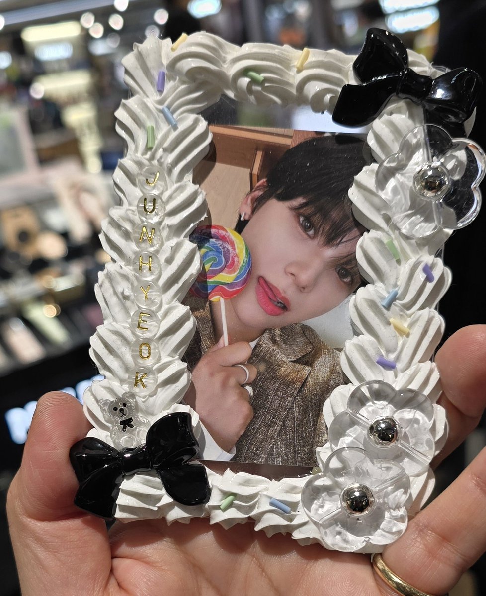 zizi52225963's tweet photo. 森羅免税店でガイドさんが持主を探してましたので、写真を取らせて頂きました🙇♀️
会場でとの話でしたが、正確にどの方に聞けばまでは分かりませんが、ご自分のガイドさんに先ず聞いてみてください。
既に受け取り済みならすみません。
#nSSign #엔싸인
#Cosmic_Link
#森羅免税店
#SHILLA https://t.co/cSfGsEE3qT