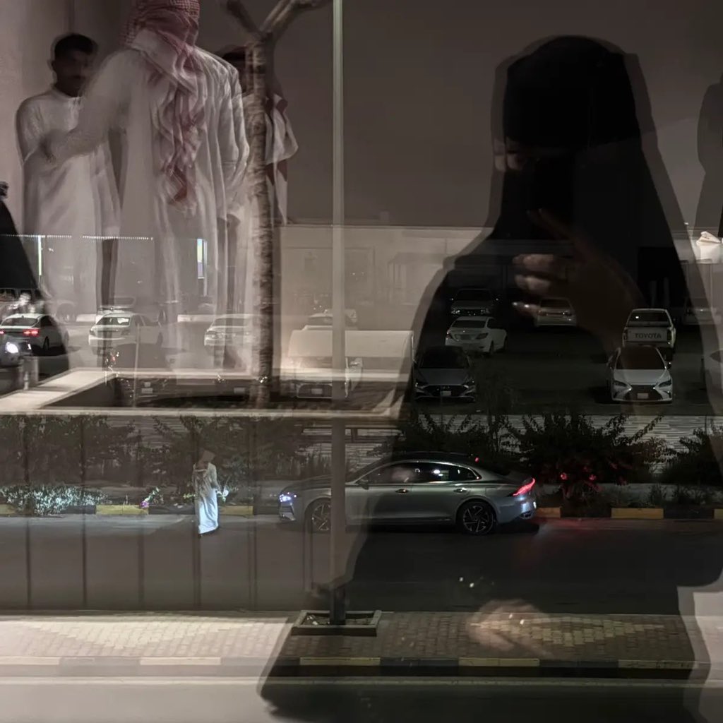 يُراقبني من خلف النافذة 
والمقعد بجواري فارغ