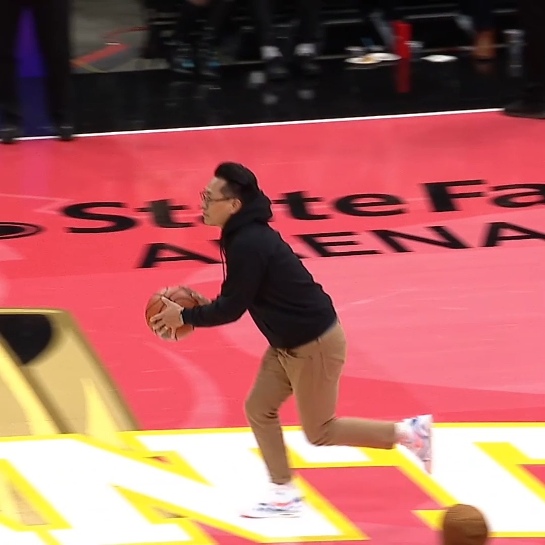 This Hawks fan just CASHED a halfcourt shot for $10K 💵💵💵
@HarrahsCherokee