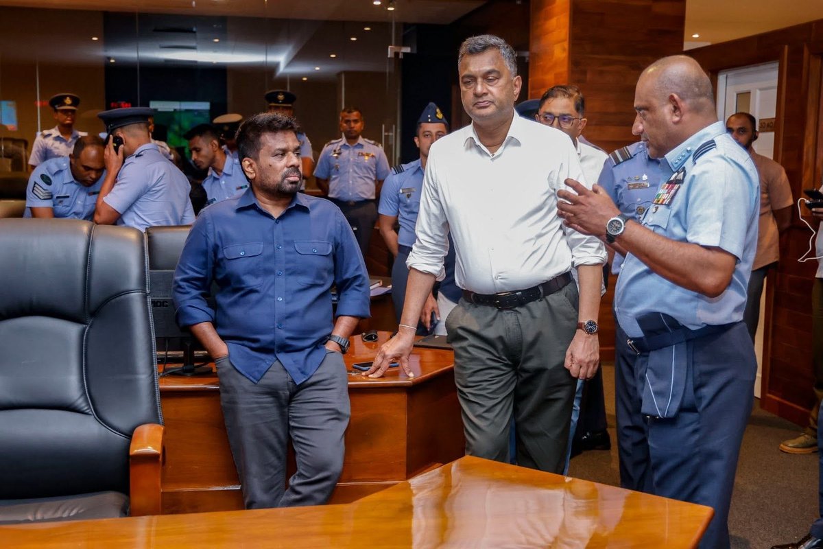 thamilannews's tweet image. விமானப்படை தலைமையகத்திலிருந்து தற்போதைய பேரிடர் நிலைமை மற்றும் மீட்பு நடவடிக்கைகளை கண்காணித்து வருகிறார். ஜனாதிபதி அநுர குமார திசாநாயக்க#DithvaSriLanka #BedWetter #SleepSolutions #ParentingTips #ChildhoodChallenges #NighttimeRoutine #PottyTraining #SriLankaParents #HealthySleep