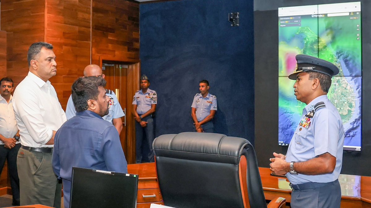 thamilannews's tweet image. விமானப்படை தலைமையகத்திலிருந்து தற்போதைய பேரிடர் நிலைமை மற்றும் மீட்பு நடவடிக்கைகளை கண்காணித்து வருகிறார். ஜனாதிபதி அநுர குமார திசாநாயக்க#DithvaSriLanka #BedWetter #SleepSolutions #ParentingTips #ChildhoodChallenges #NighttimeRoutine #PottyTraining #SriLankaParents #HealthySleep