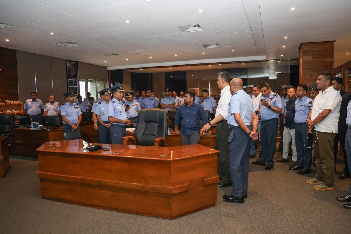 thamilannews's tweet image. விமானப்படை தலைமையகத்திலிருந்து தற்போதைய பேரிடர் நிலைமை மற்றும் மீட்பு நடவடிக்கைகளை கண்காணித்து வருகிறார். ஜனாதிபதி அநுர குமார திசாநாயக்க#DithvaSriLanka #BedWetter #SleepSolutions #ParentingTips #ChildhoodChallenges #NighttimeRoutine #PottyTraining #SriLankaParents #HealthySleep