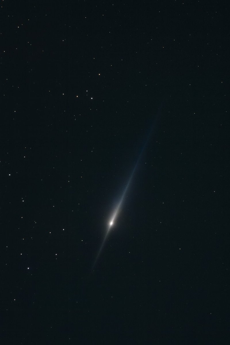 🚨: These are the latest and clearest images the world currently has of interstellar comet 3I/ATLAS.

Captured by KalopaStars in Honokaʻa, Hawaiʻi — and refined into a 10× scientific nucleus zoom with structural isolation.

Revealing fully resolved anti-tail — a razor-thin