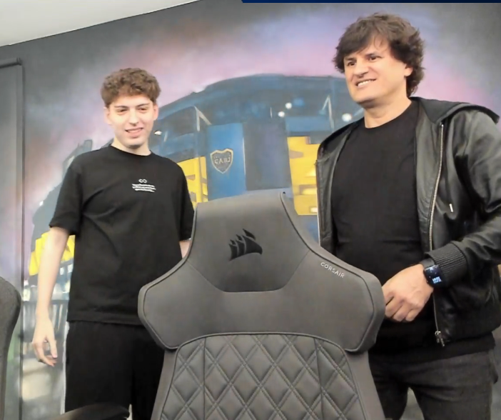 cosmo_army's tweet image. DAVO CUMPLIENDO UN SUEÑO, STREAMANDO CON SU IDOLO.