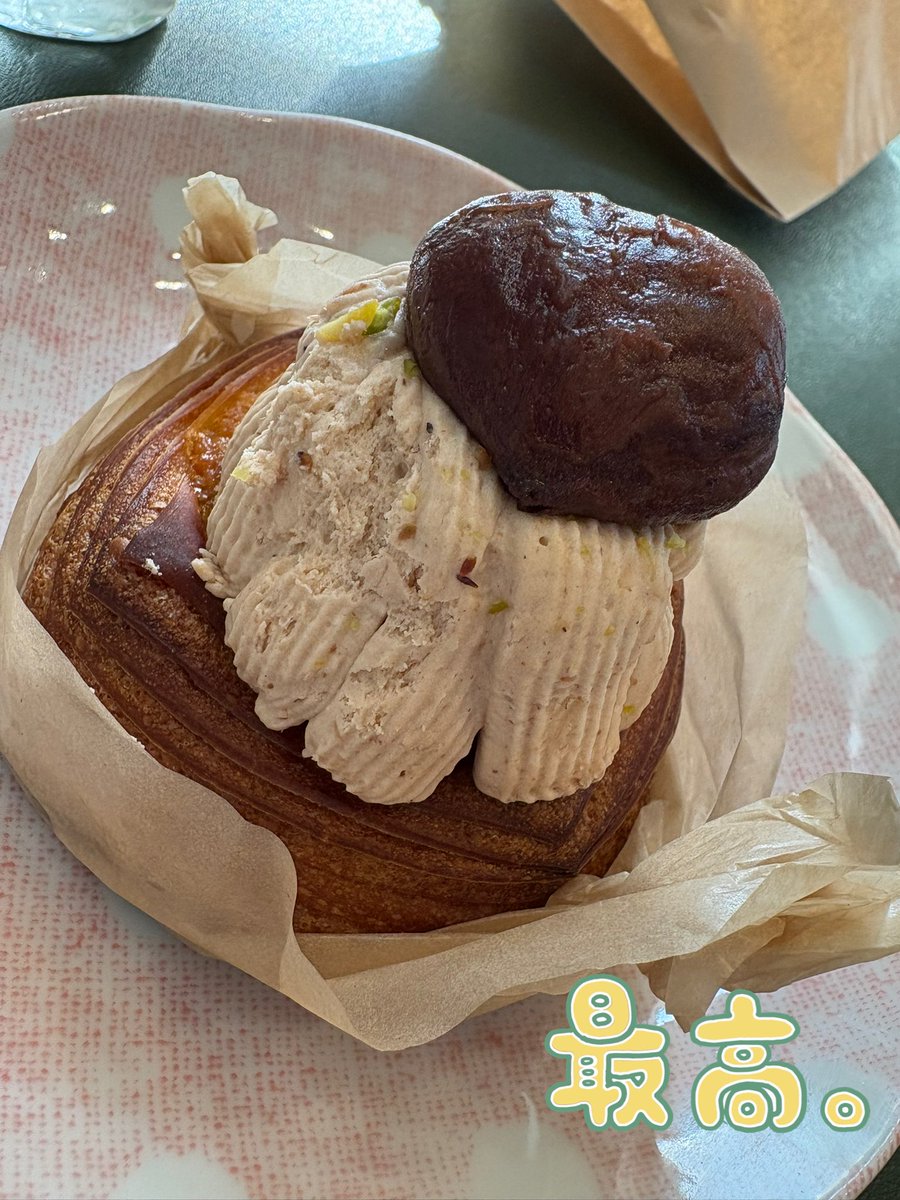 mama_itsuki's tweet photo. マルスさんのシュトーレンドーナツ、とモンブランデニッシュ。

これまためちゃくちゃ美味しかった🥹❤️

昨日は学校行事で、そこだけ息子も見学参加できたけど（お友達の温かい歓迎が凄い嬉しかった😭✨）
黄砂も手伝って？完全復活は親子共まだ先そうで。

自分へのご褒美が欠かせない日々です😇 https://t.co/lwzwBkrFW6