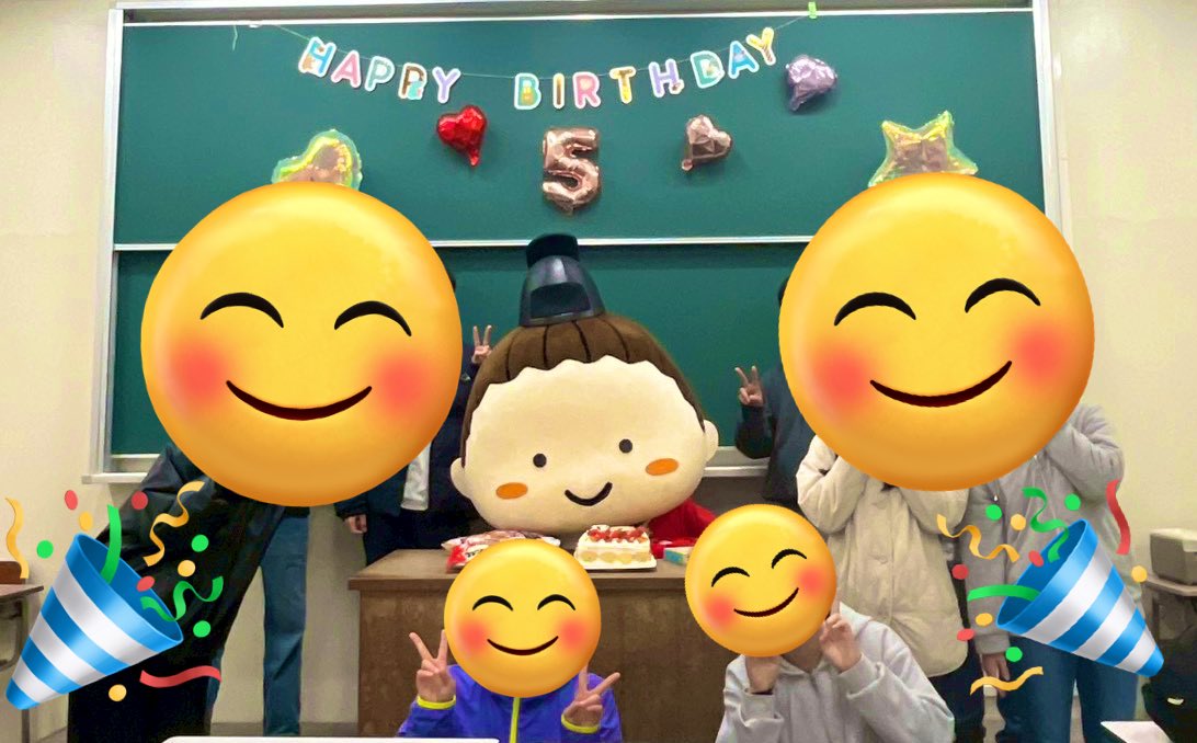 今日はカモンちゃんのお誕生日なり〜！🎉

お世話係さんがケーキを持ってきてくれて、みんなで食べたなり！🎂
たくさんのお友達がお祝いしてくれて嬉しいなりよ〜！

今年もカモンちゃんをよろしくなり〜！😊
#カモンちゃん