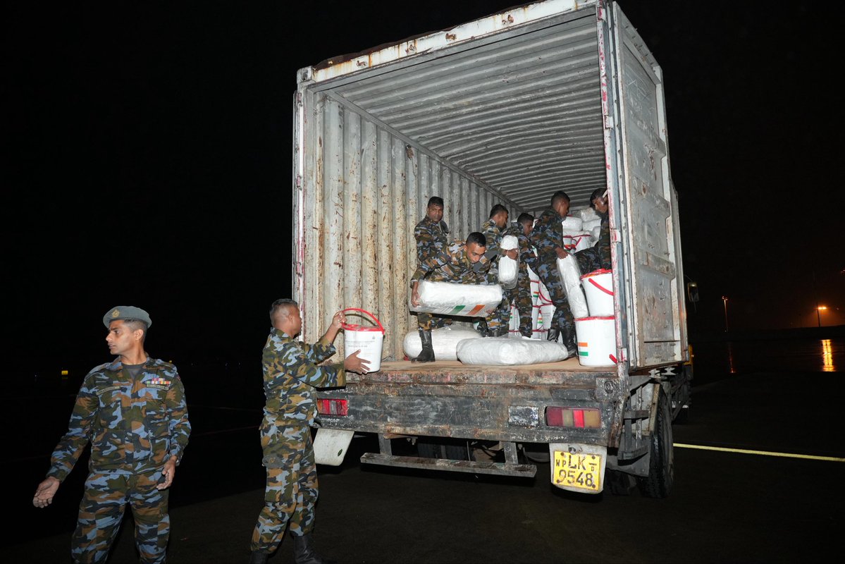 DrSJaishankar's tweet image. #OperationSagarBandhu unfolds. 

@IAF_MCC C-130 J plane carrying approx 12 tons of humanitarian aid including tents, tarpaulins, blankets, hygiene kits, and ready-to-eat food items lands in Colombo. 

🇮🇳 🇱🇰