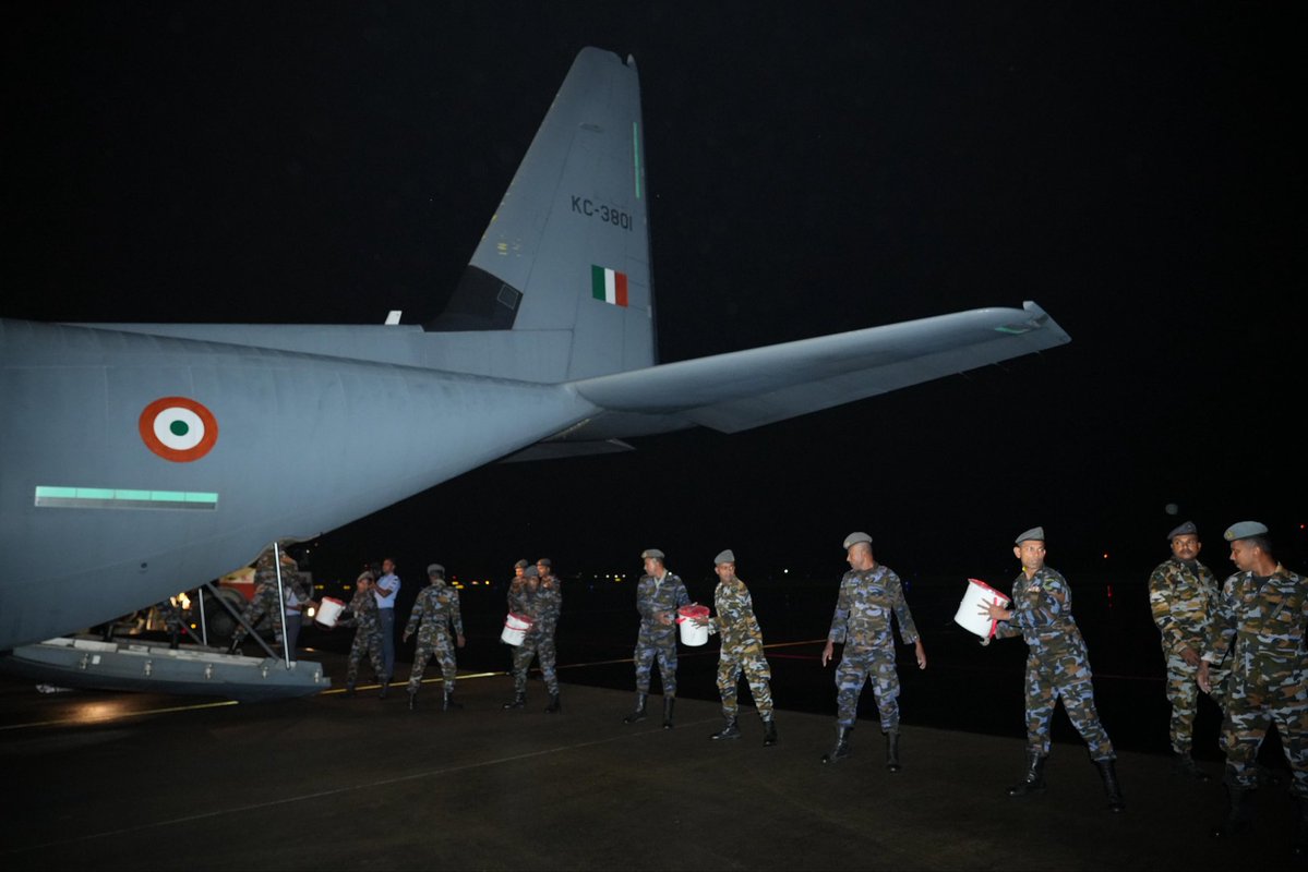 DrSJaishankar's tweet image. #OperationSagarBandhu unfolds. 

@IAF_MCC C-130 J plane carrying approx 12 tons of humanitarian aid including tents, tarpaulins, blankets, hygiene kits, and ready-to-eat food items lands in Colombo. 

🇮🇳 🇱🇰
