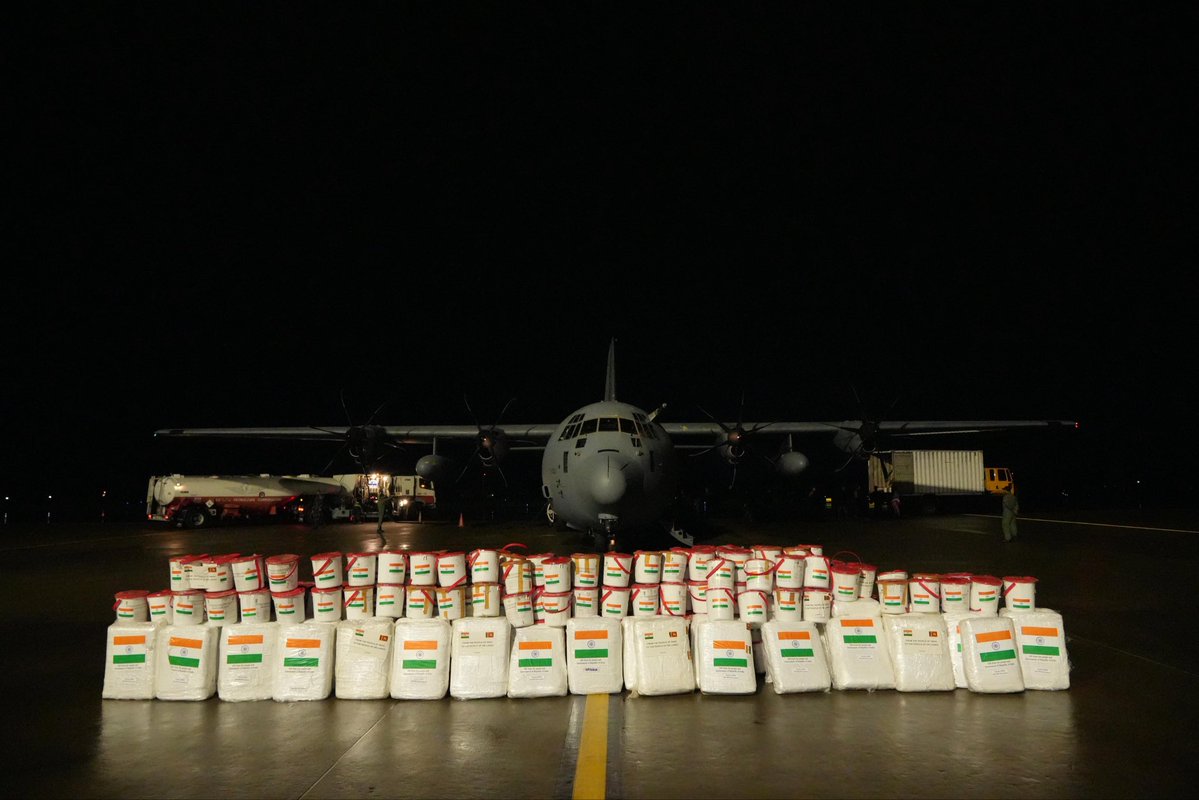 DrSJaishankar's tweet image. #OperationSagarBandhu unfolds. 

@IAF_MCC C-130 J plane carrying approx 12 tons of humanitarian aid including tents, tarpaulins, blankets, hygiene kits, and ready-to-eat food items lands in Colombo. 

🇮🇳 🇱🇰