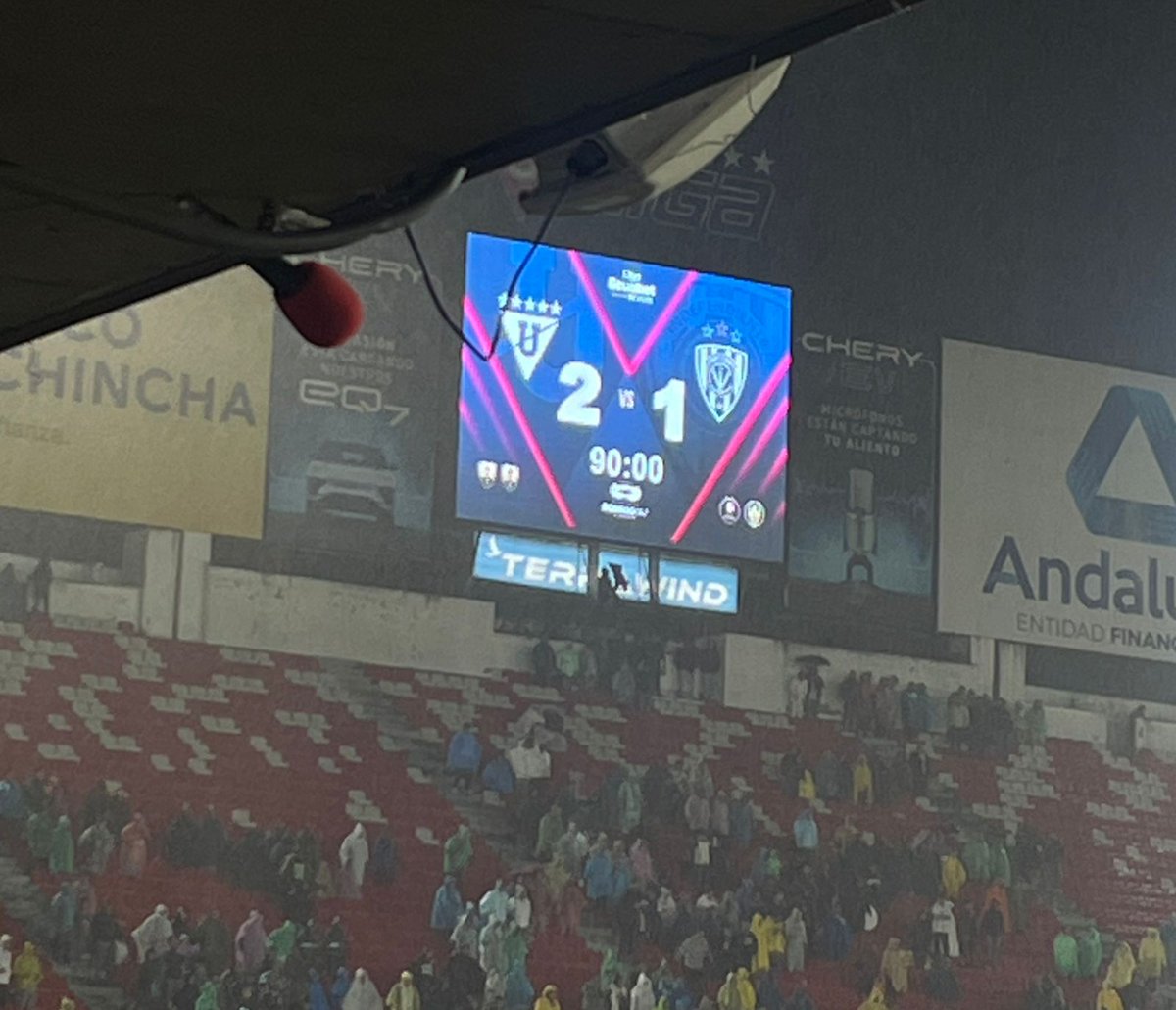 directfutbolec's tweet photo. VICTORIA AGÓNICA ALBA ⚪🔴y se sigue aferrando al primer lugar del torneo
#LDU 2 - 1 #IDV
#Hexagonal1
#LigaPro
📷: @AndyMoralesD https://t.co/R9QfR42ku9