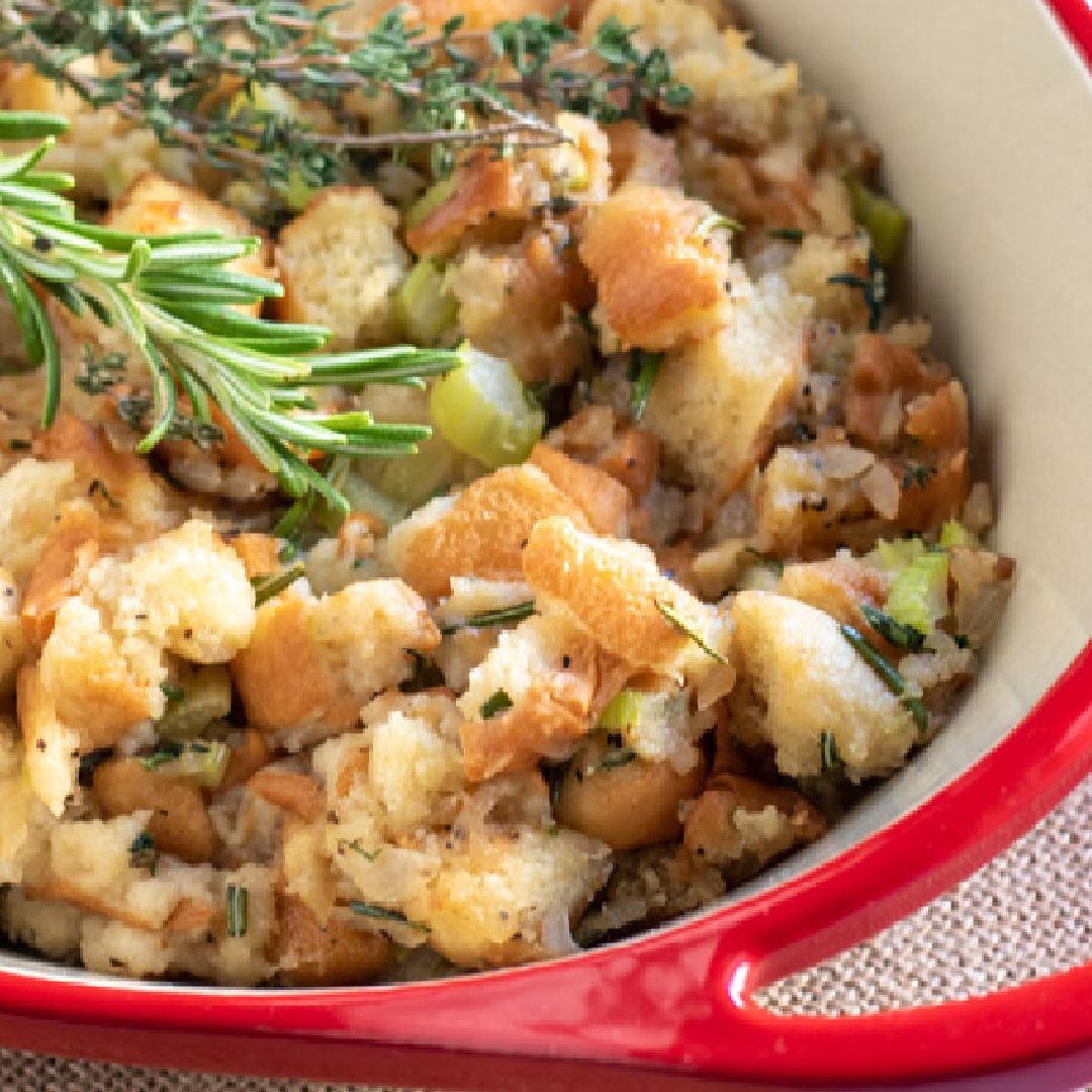 kyleecooks's tweet image. This super easy stuffing recipe combines bread, onions, celery, fresh herbs, and stock and is SUPER delicious! #stuffing #side #dressing #holiday #kyleecooks kyleecooks.com/homemade-stuff…