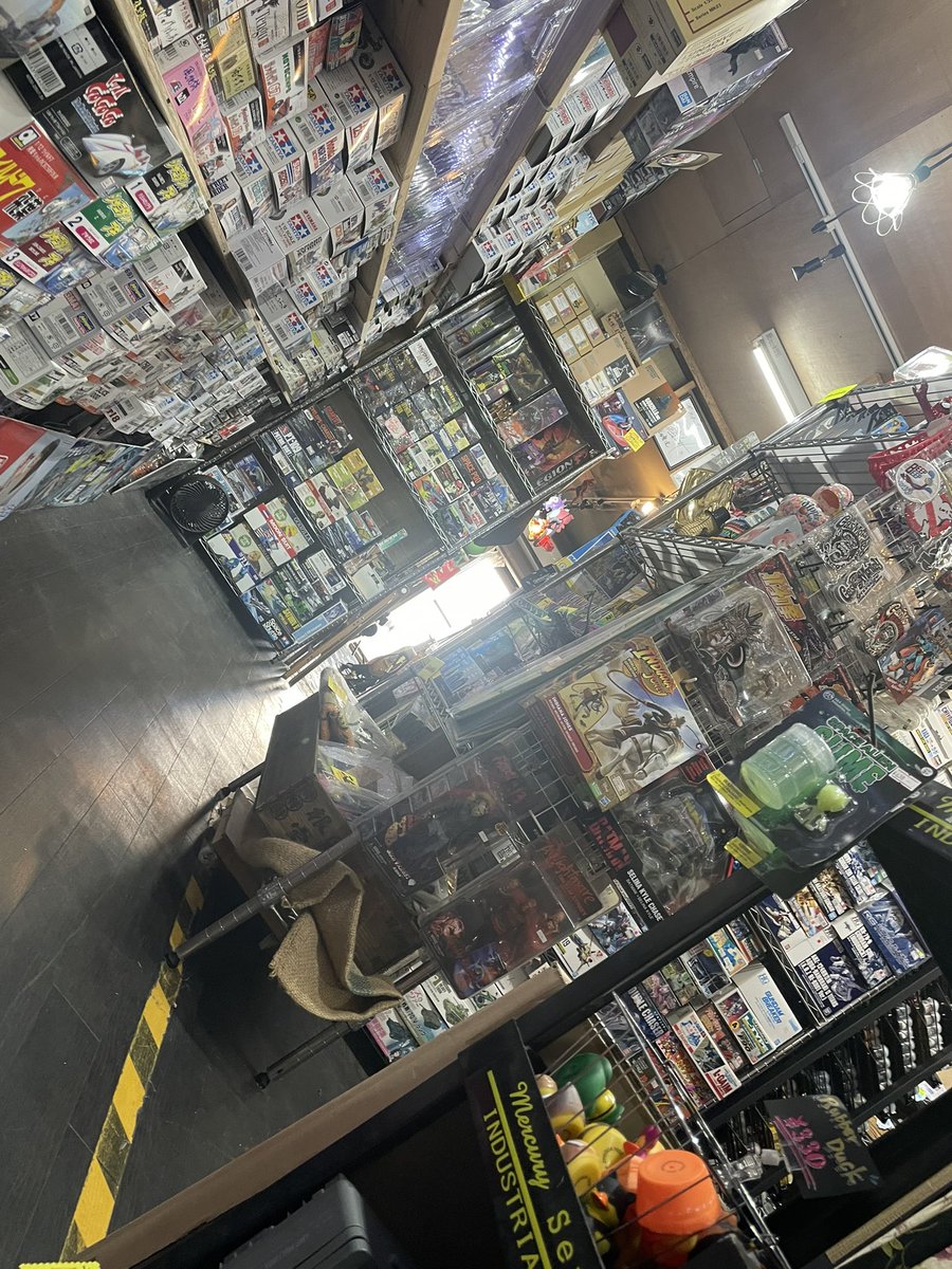 shop_pantaloons's tweet image. 裏も開けっ放しのプラモデル屋がオープンしましたよ〜
今日の様な爽やかな天気の日は、お店の空気を入れ替えている店主です。