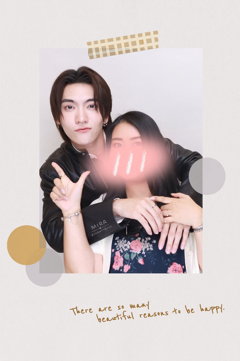 075Mira's tweet image. Photo Booth with BossBoss ~ 📸

รูปมี 3 แอค แต่เลือกแอคนี้มาลงเป็นที่ระลึก เพราะคุณชายบอสยิ้มชอบใจในหน้าหล่อดื้อตาใสแบบไม่ต้องบรีฟของตัวเอง

Boss:  “หึๆ...หน้าดื้อมากกก 😏😙”

ขอบคุณที่เป็นเจ้าเจี๊ยบดื้อที่น่ารักและแสนดีของทุกคนเสมอ 🐥 

#BossHeritageVibebyHNL
#BOSSCKM…