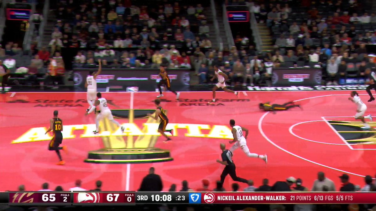 JJ lob to Zacch from almost half court 😮