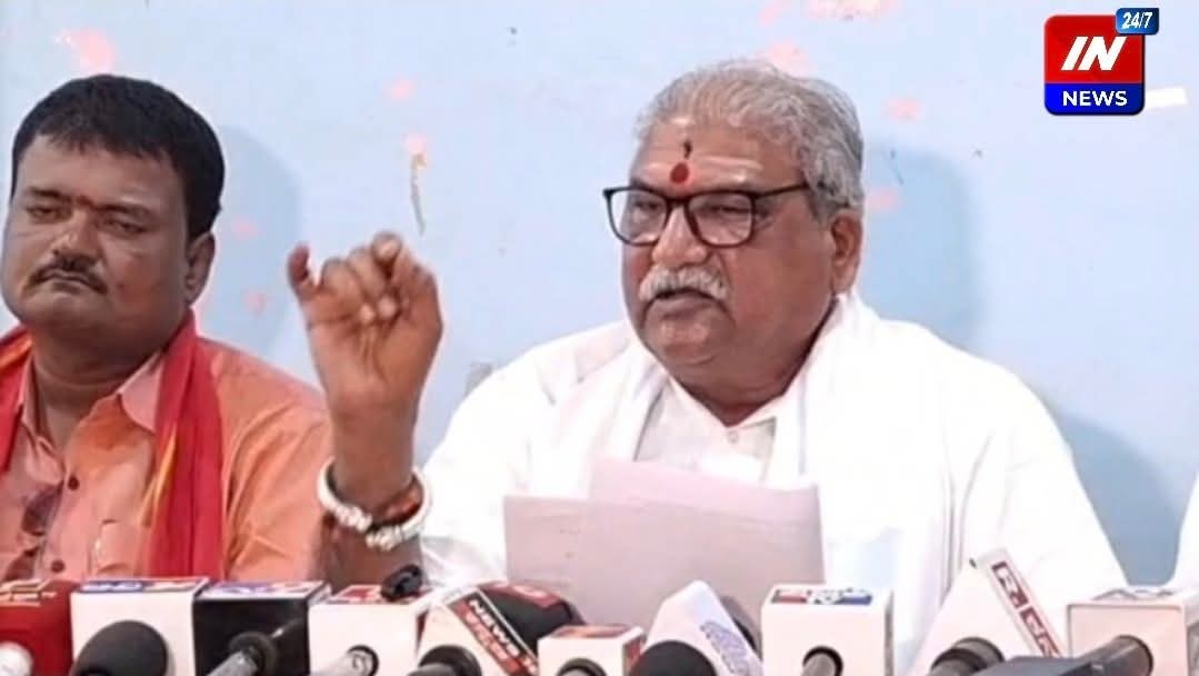 ಸುವರ್ಣಸೌಧದಲ್ಲಿ ಸಭಾಧ್ಯಕ್ಷರಿಗೆ 43 ಲಕ್ಷ ರೂ. ಪೀಠ… 11 ಮಹಾನ್ ಪುರುಷರ ಭಾವಚಿತ್ರ ಅಳವಡಿಸಲು 67 ಲಕ್ಷ ವ್ಯಯ!!!

ಕಾನೂನಾತ್ಮಕ ಹೋರಾಟ ನಡೆಸುವ ಎಚ್ಚರಿಕೆ ನೀಡಿದ ಮಾಹಿತಿ ಹಕ್ಕು ಕಾರ್ಯಕರ್ತ ಭೀಮಪ್ಪ ಗಡಾದ್…

ಸುವರ್ಣಸೌಧದಲ್ಲಿ ಸಭಾಧ್ಯಕ್ಷರಿಗೆ 43 ಲಕ್ಷ ರೂ. ಪೀಠ… 

11 ಮಹಾನ್ ಪುರುಷರ ಭಾವಚಿತ್ರ ಅಳವಡಿಸಲು 67 ಲಕ್ಷ ವ್ಯಯ!!!