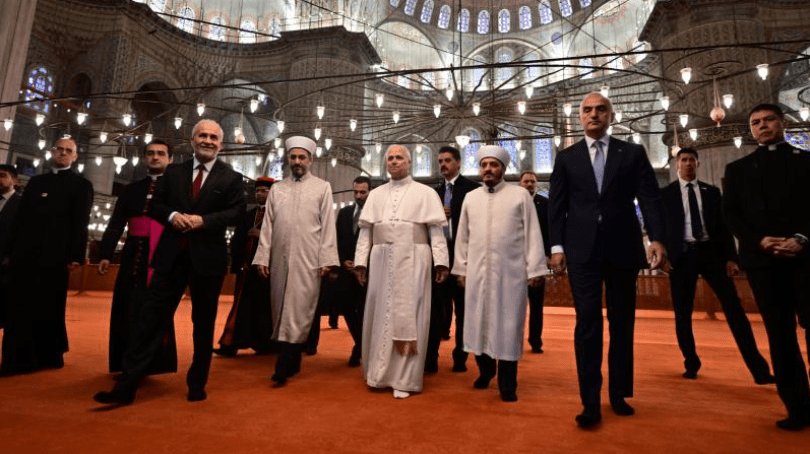Papanın ziyaretinin bu kadar abartılmasını hayretle izliyorum. Dünyanın her yerinden liderler geliyor gidiyor.. Gık çıkaran yok... Bizimki de gidiyor heryere... Bu ziyarete laf eden kişileri yurt dışında bir tane bile kilise gezerken görürsem ağır konuşurum.!
#papa #PapaLeoneXIV