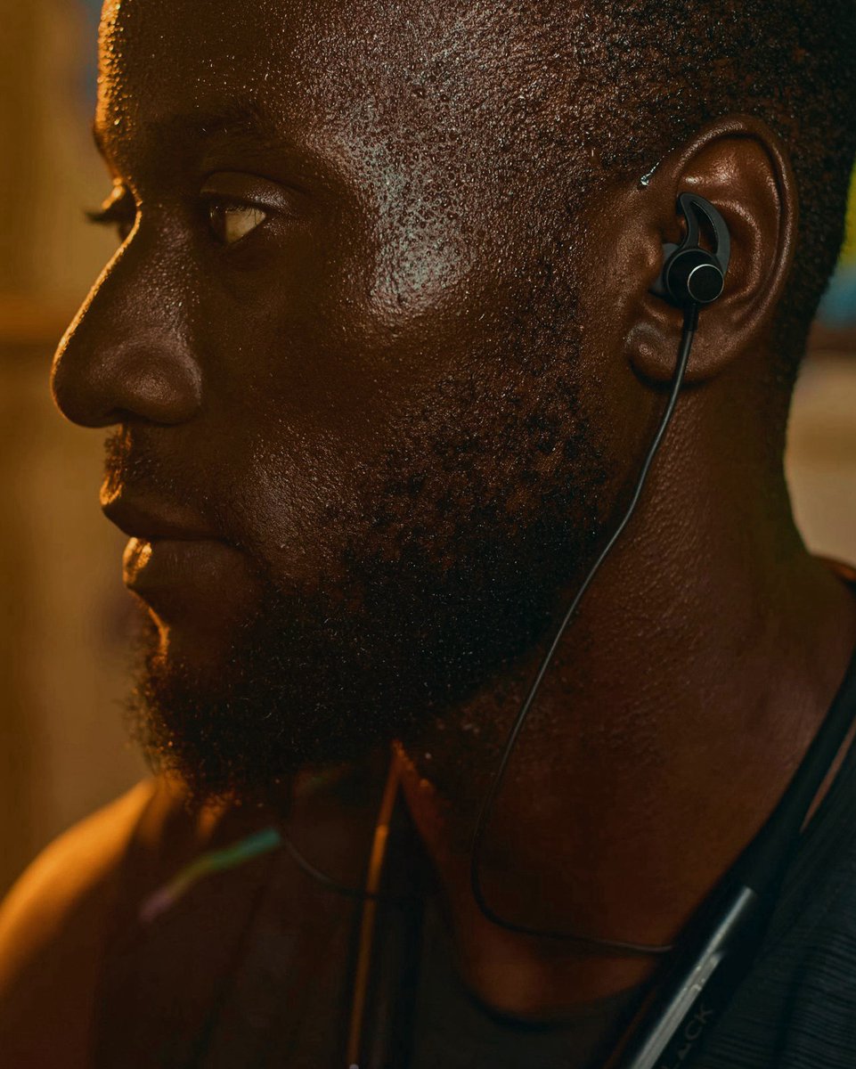 blacklyfug's tweet photo. Crafted to match your drive. Minimalist design for maximum impact.
 #workout #focus #musthavetech https://t.co/IUuRMVppZT