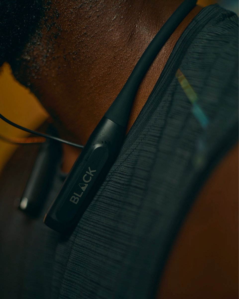 blacklyfug's tweet photo. Crafted to match your drive. Minimalist design for maximum impact.
 #workout #focus #musthavetech https://t.co/IUuRMVppZT
